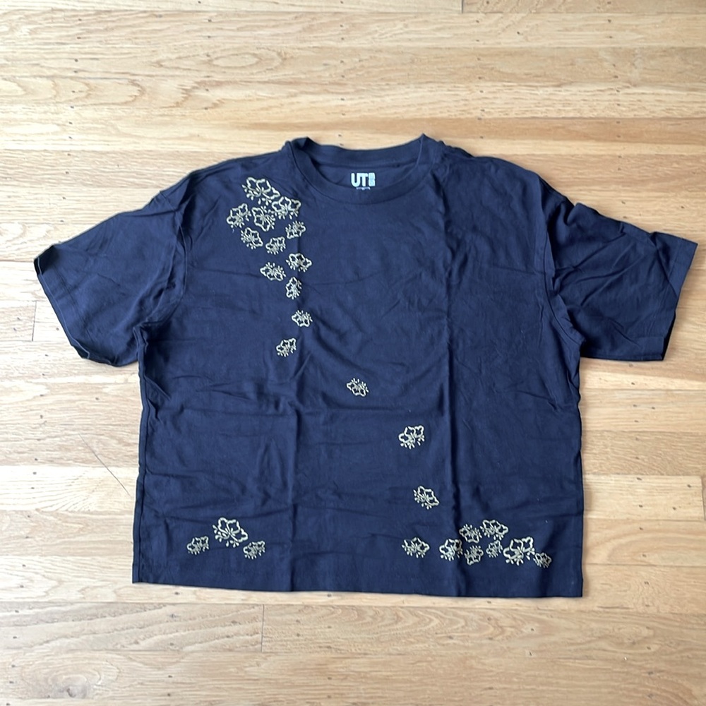Black Uniqlo flower design cropped tee size medium